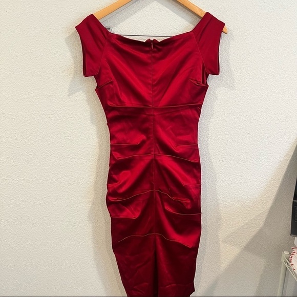 Issue size 6 deep red cap sleeve dress with rouching - Picture 5 of 5